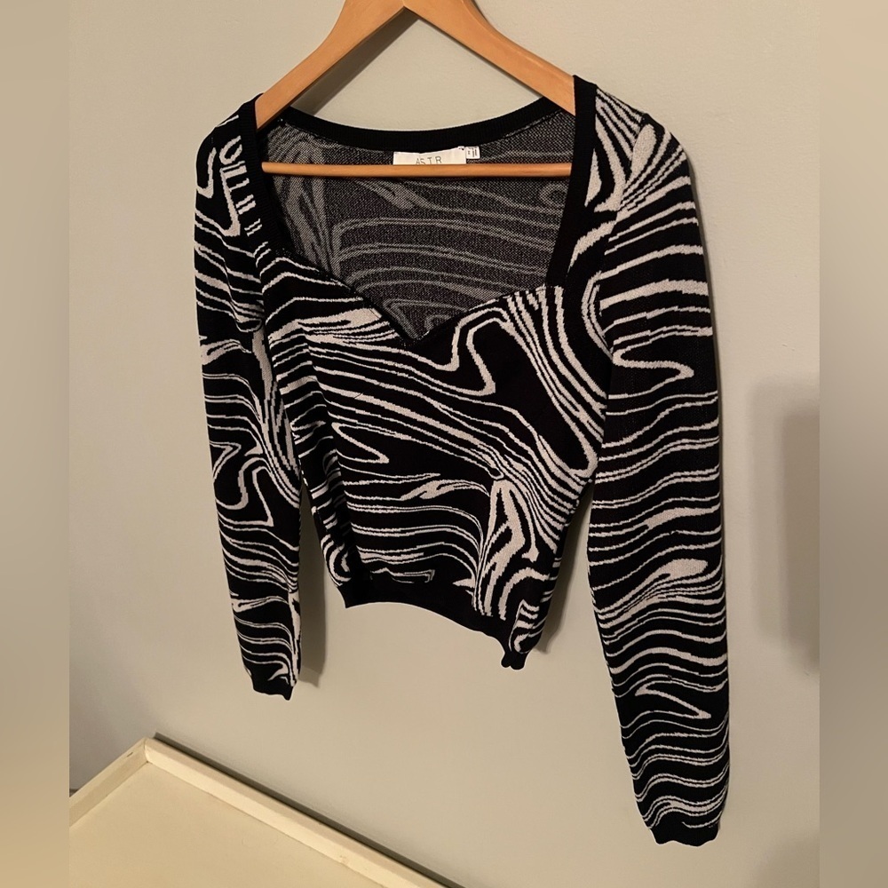 ASTR the Label Sweater Womens Medium Black Cream Sadie Marble Swirl Sweetheart - Picture 5 of 11